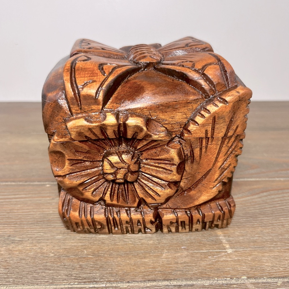 Vintage Hand Carved Folk Art Cedar Wood Trinket Jewelry Stash Box Honduras 4”X4”
